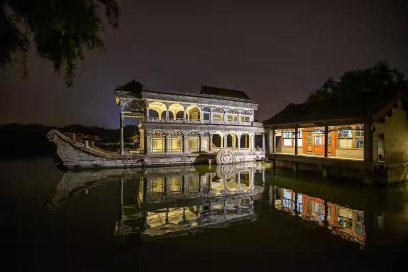 圖片包含 建筑, 戶外, 水, 巴士描述已自動生成