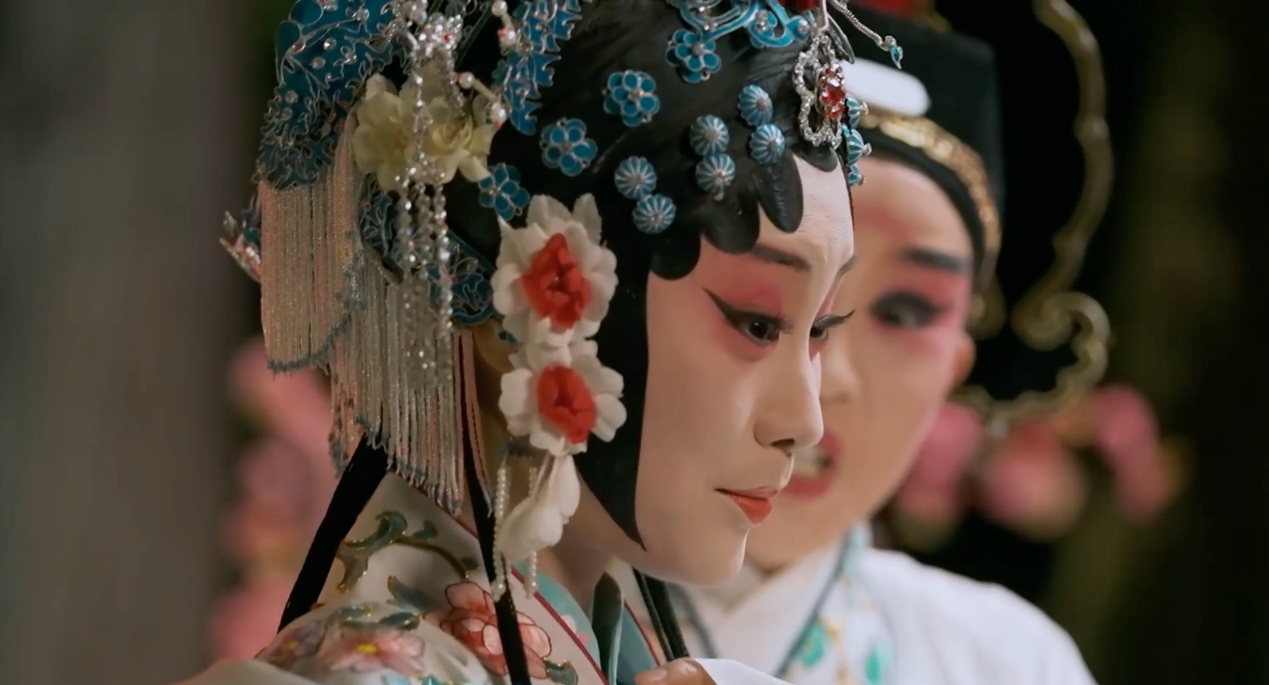 女人穿著粉色的花中度可信度描述已自動生成