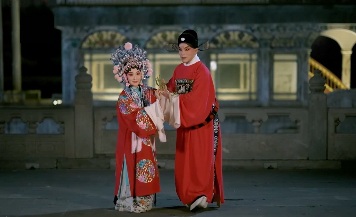 圖片包含 建筑, 戶外, 站, 穿著描述已自動生成
